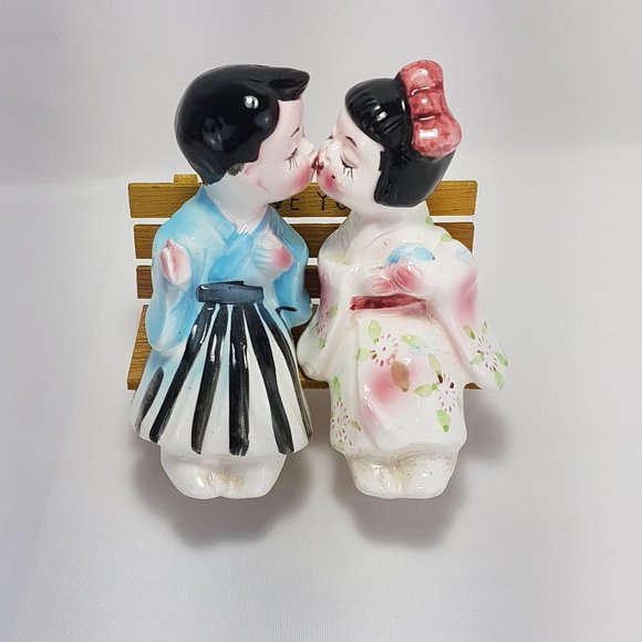 Vintage JAPAN Salt and Pepper Kissing Couple on Bench 1950s Retro Collectible - Picture 2 of 15